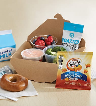 YOGURT BISTRO LUNCH BOX WITH GOLDFISH MADE WITH WHOLE GRAIN CHEDDAR