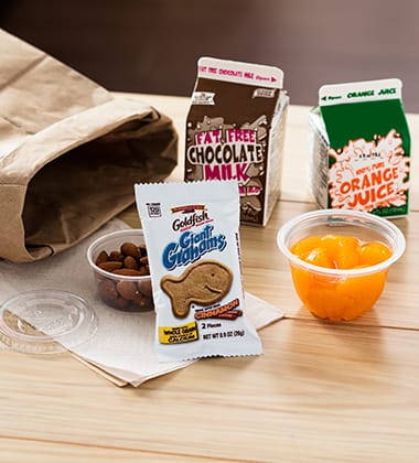 GOLDFISH® GIANT GRAHAMS BAKED WITH WHOLE GRAIN CINNAMON BREAKFAST COMBO